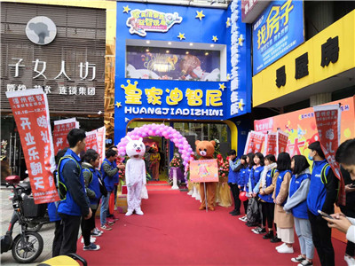 自从老板做了“甩手掌柜” 玩具店里生意日益火爆!