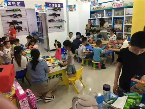 益智玩具加盟店导购要做好顾客之间的沟通