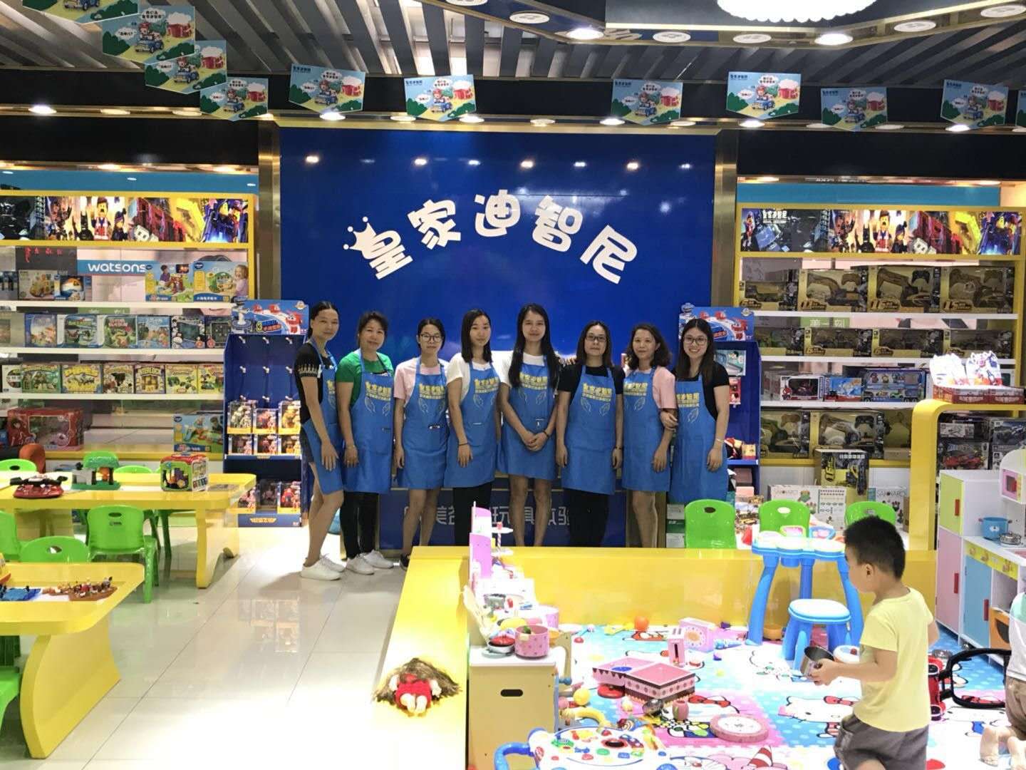 皇家迪智尼加盟玩具店的美女店员团队的精神  